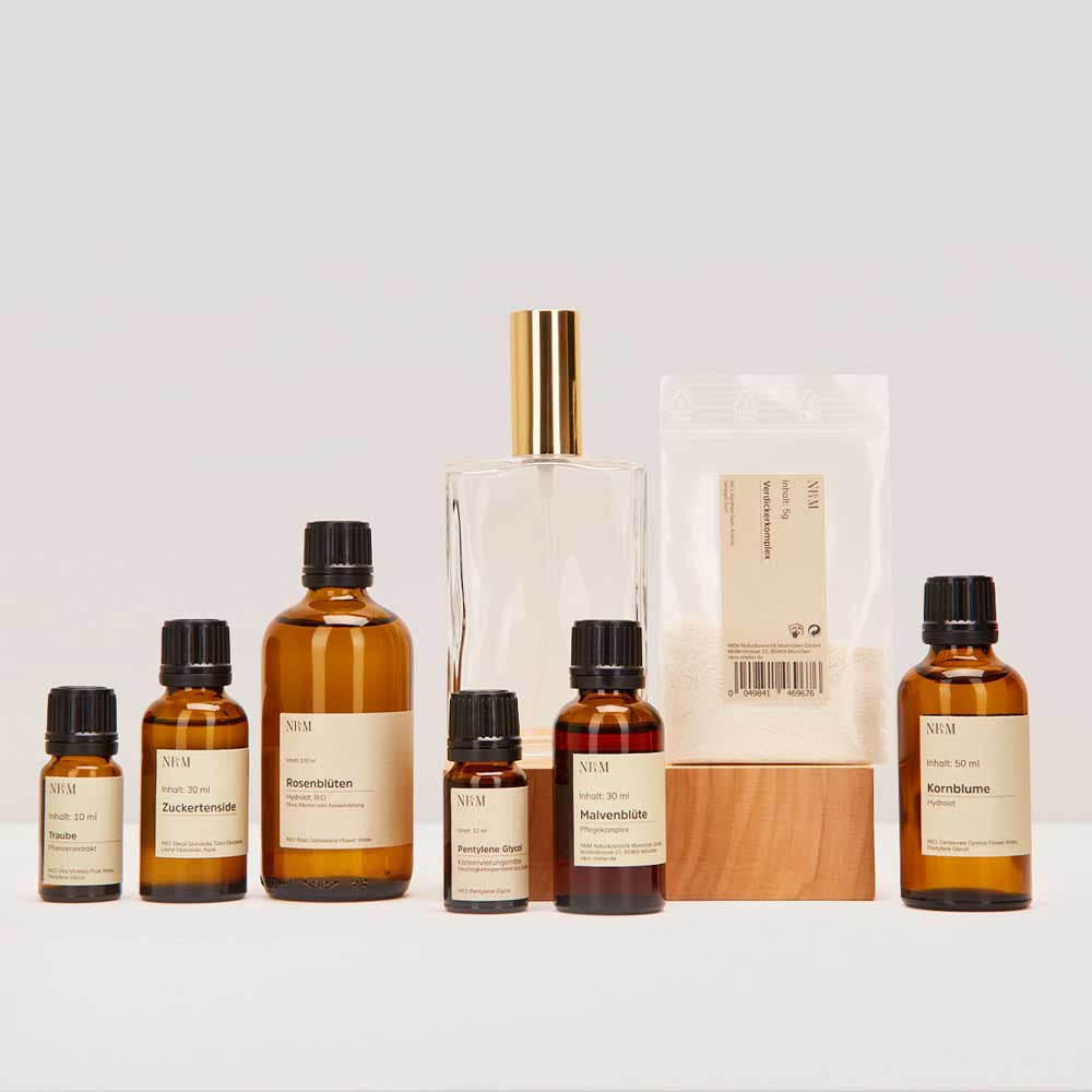 Rohstoffe in alter nkm Verpackung, in dunklen Glasflaschen