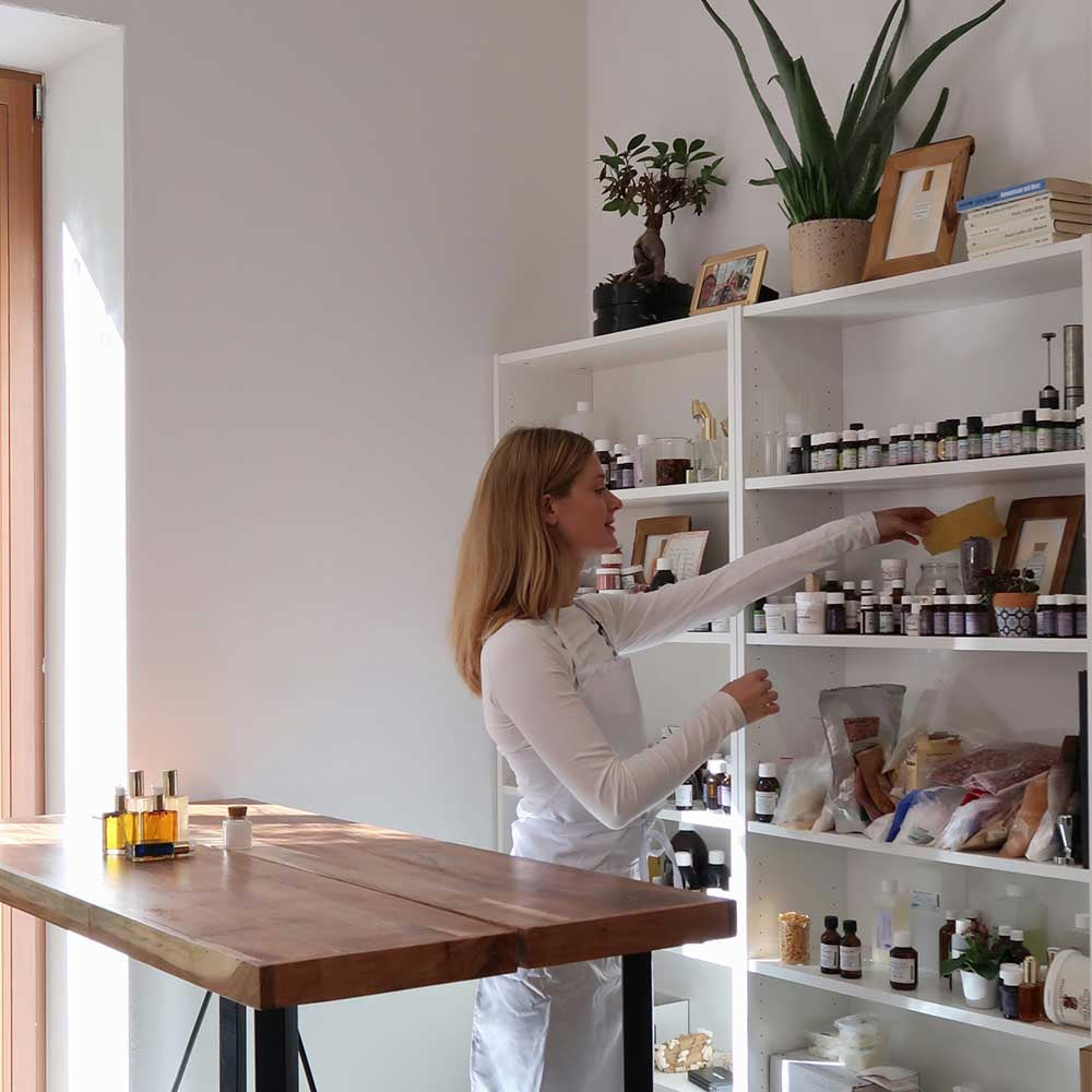 Mareike die Gründerin, wie sie in ihrem ersten Atelier steht