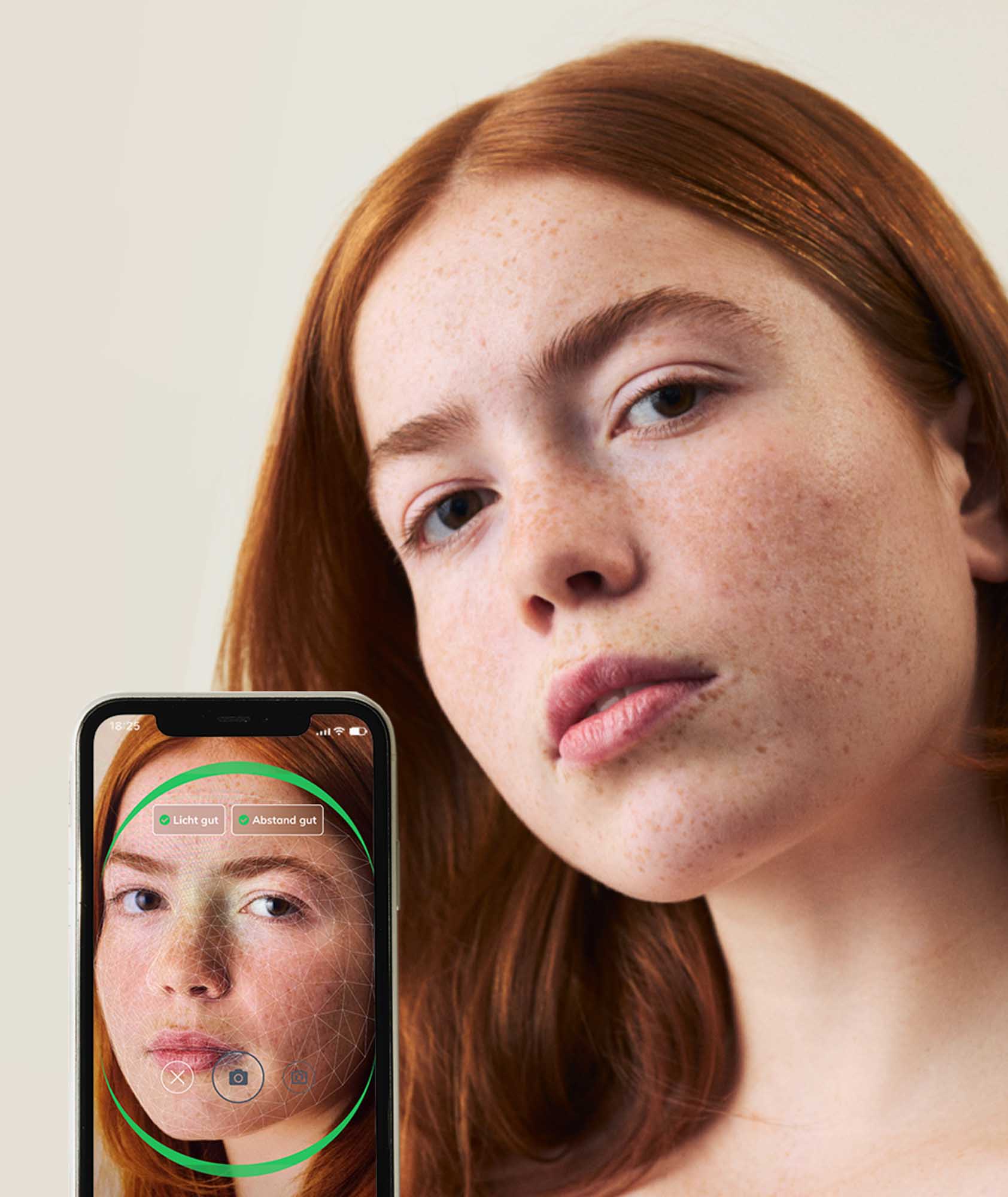 Frau mit roten Haaren und Smartphone mit KI-Analyseerfassung ihres Gesichts und Analyse-Gitter