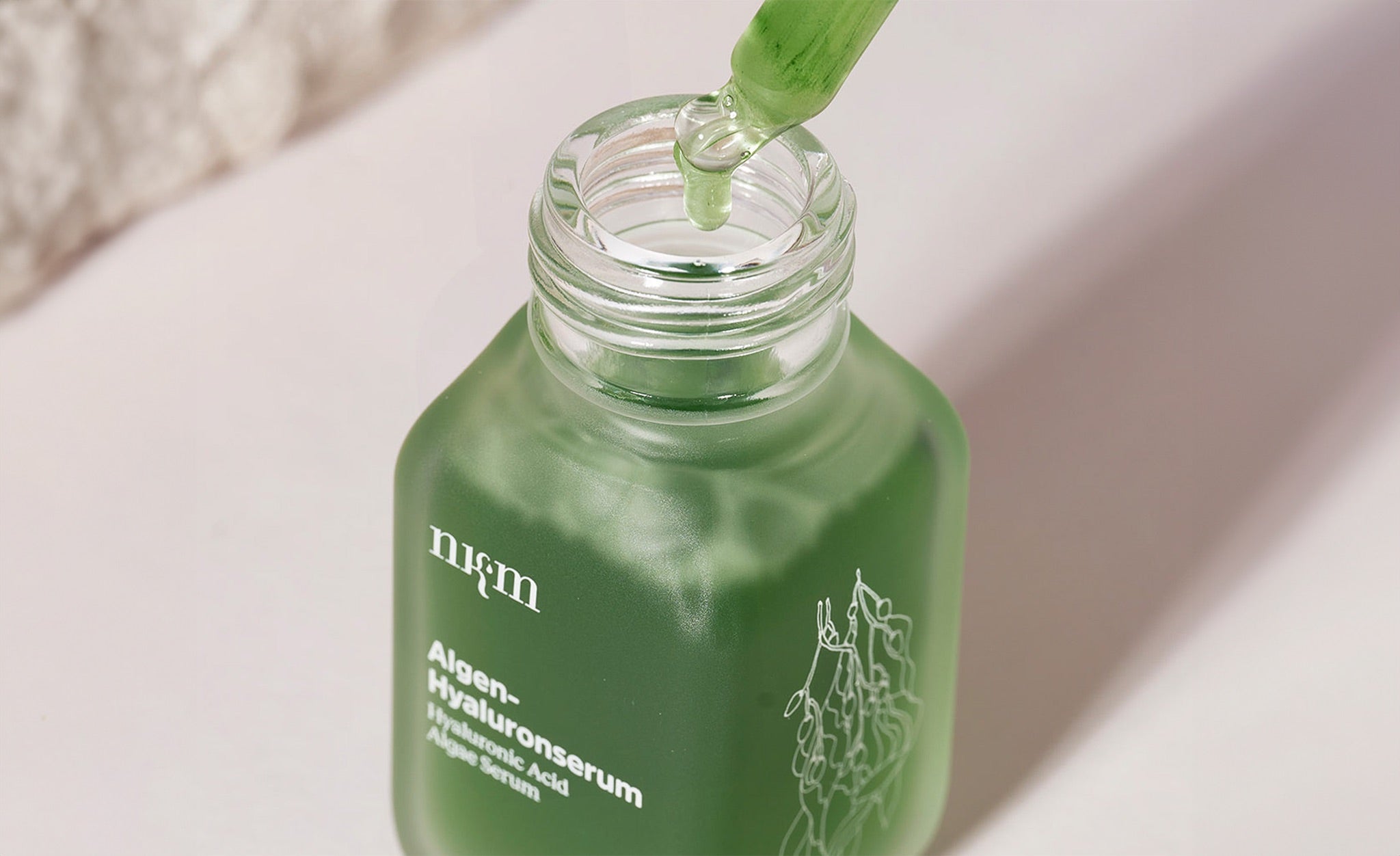 Algen-Hyaluronserum offen mit Pipette