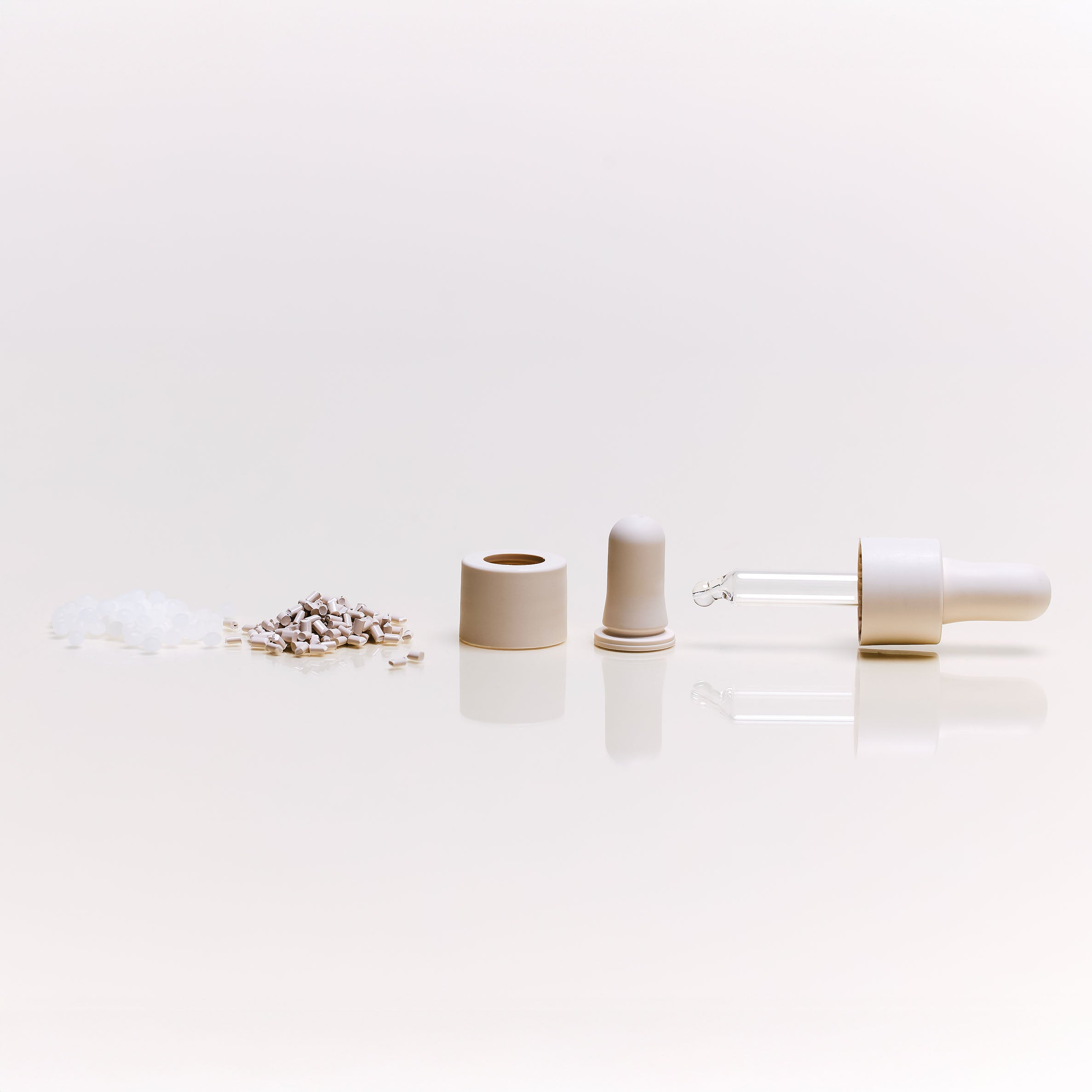 Pipette und andere Einzelteile des Mehrwegsystems nebeneinander liegend