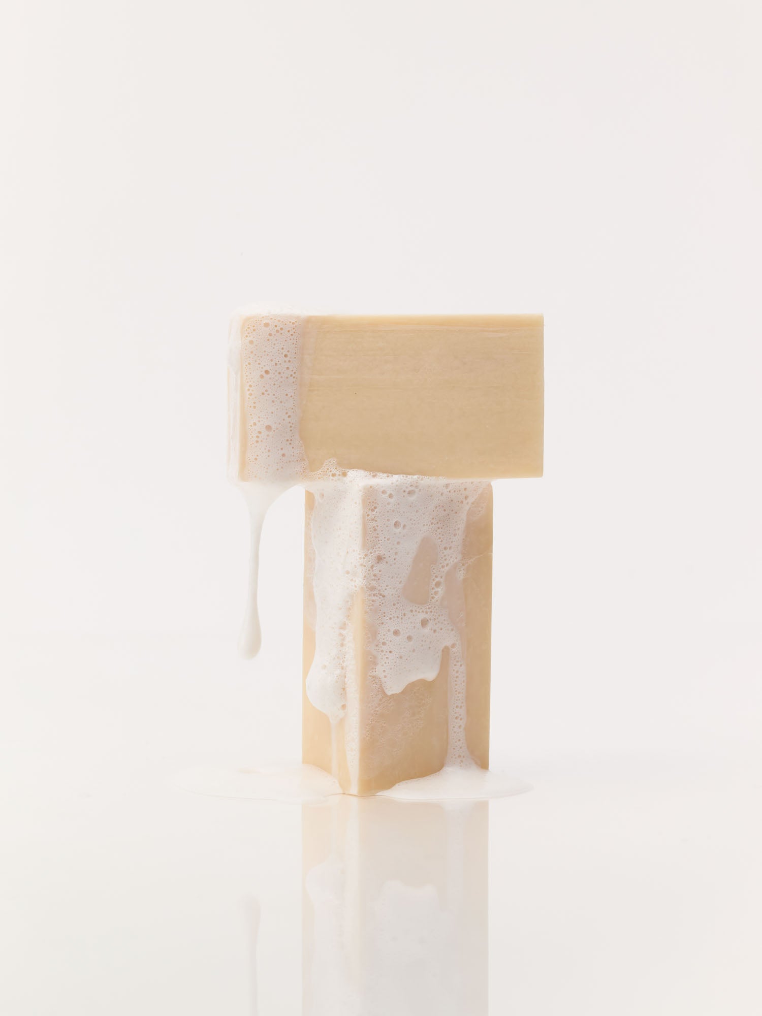 Zwei schäumende Reinigungsblöcke die aufeinander gestapelt sind