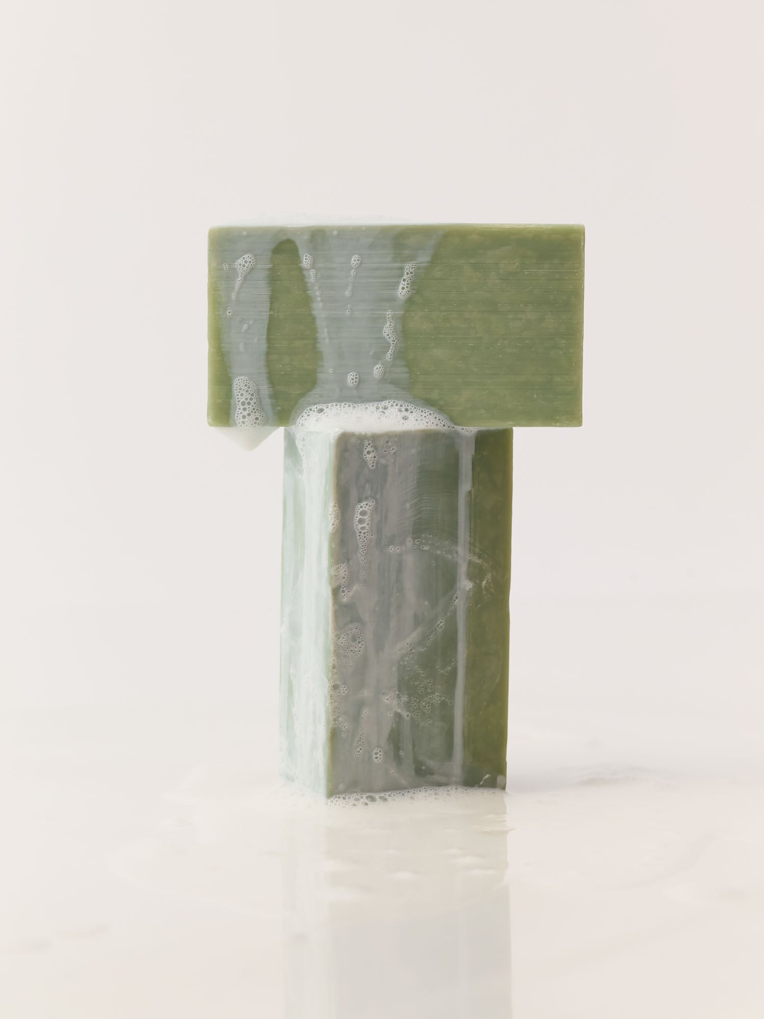 Zwei schäumende Reinigungsblöcke die aufeinander gestapelt sind