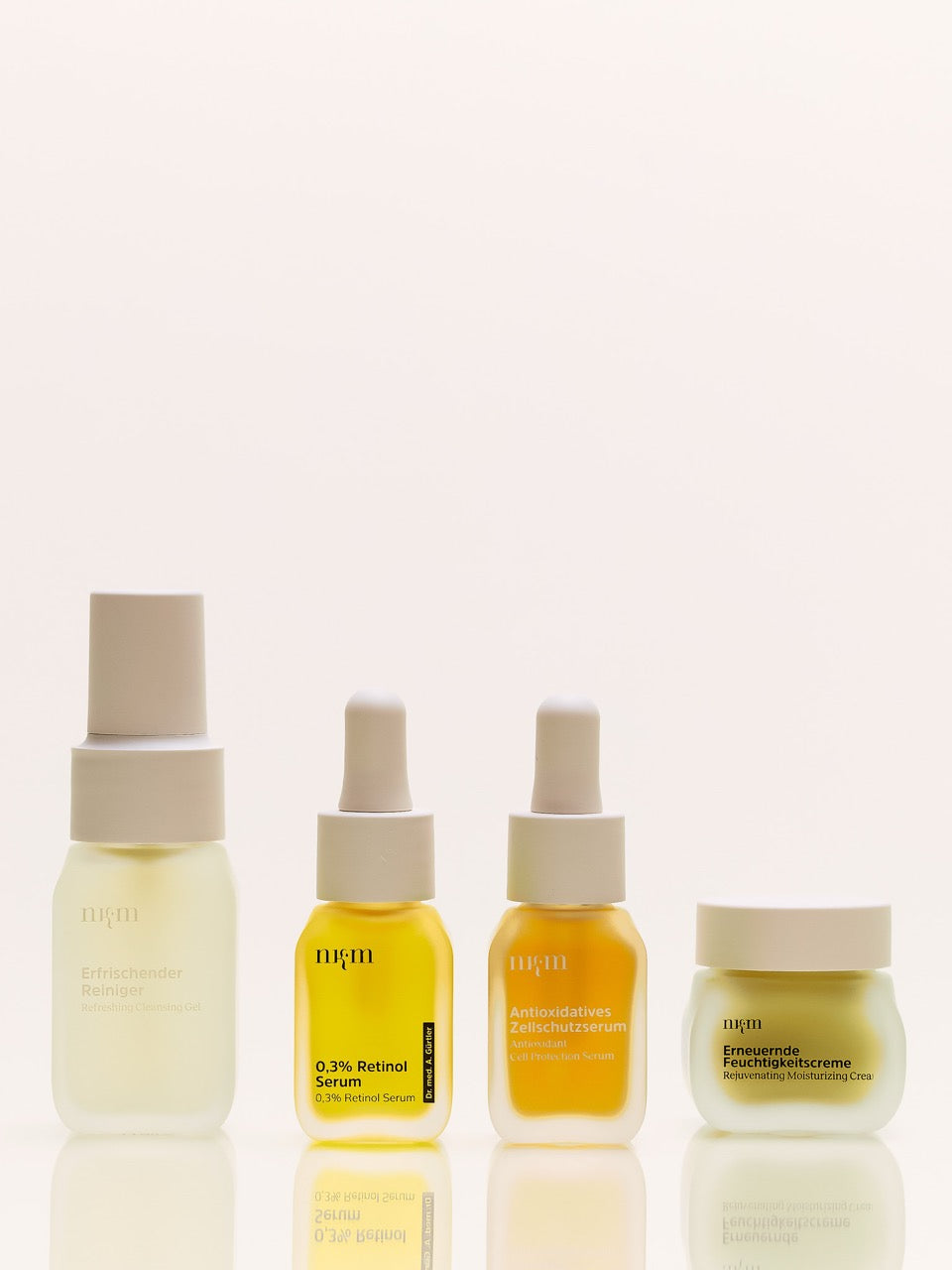 Reisegrößen des Erfrischender Reiniger, 0,3% Retinol Serum, Antioxidatives Zellschutzserum und Erneuernde Feuchtigkeitscreme freistehend nebeneinander