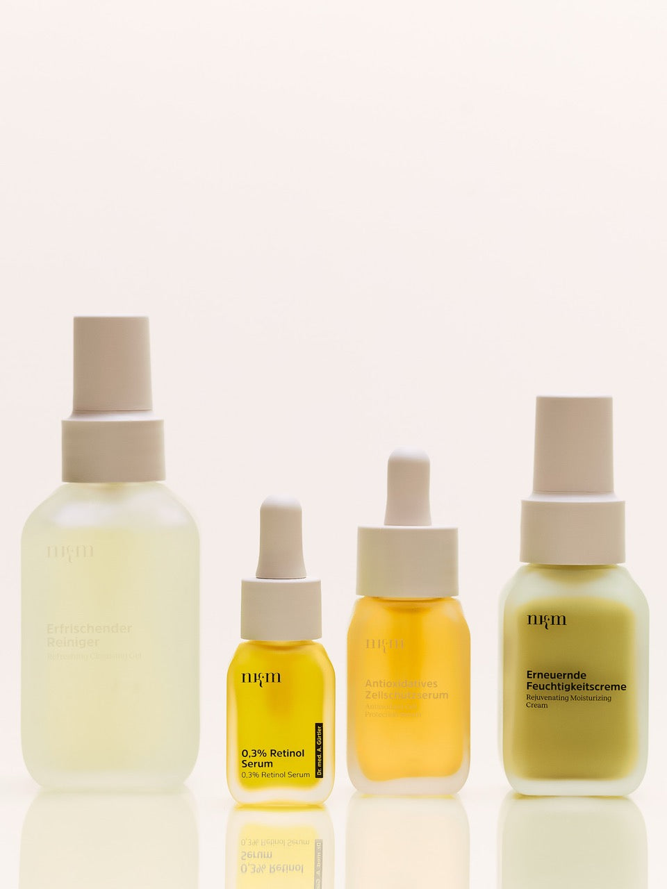 Erfrischender Reiniger, 0,3% Retinol Serum, Antioxidatives Zellschutzserum und Erneuernde Feuchtigkeitscreme freistehend nebeneinander