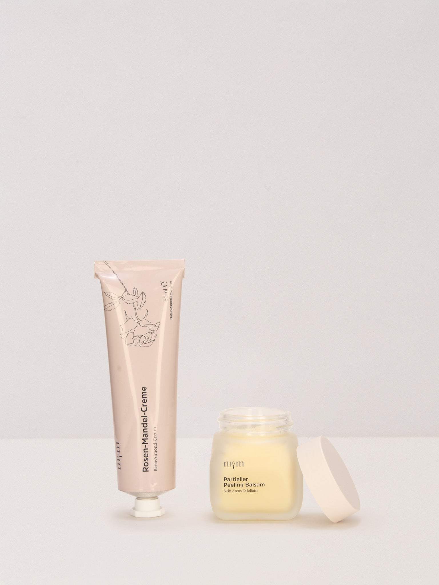 Produkt-Duo für gepflegte Hände: die Rosen-Mandel-Creme und der Partielle Peeling Balsam von nkm 