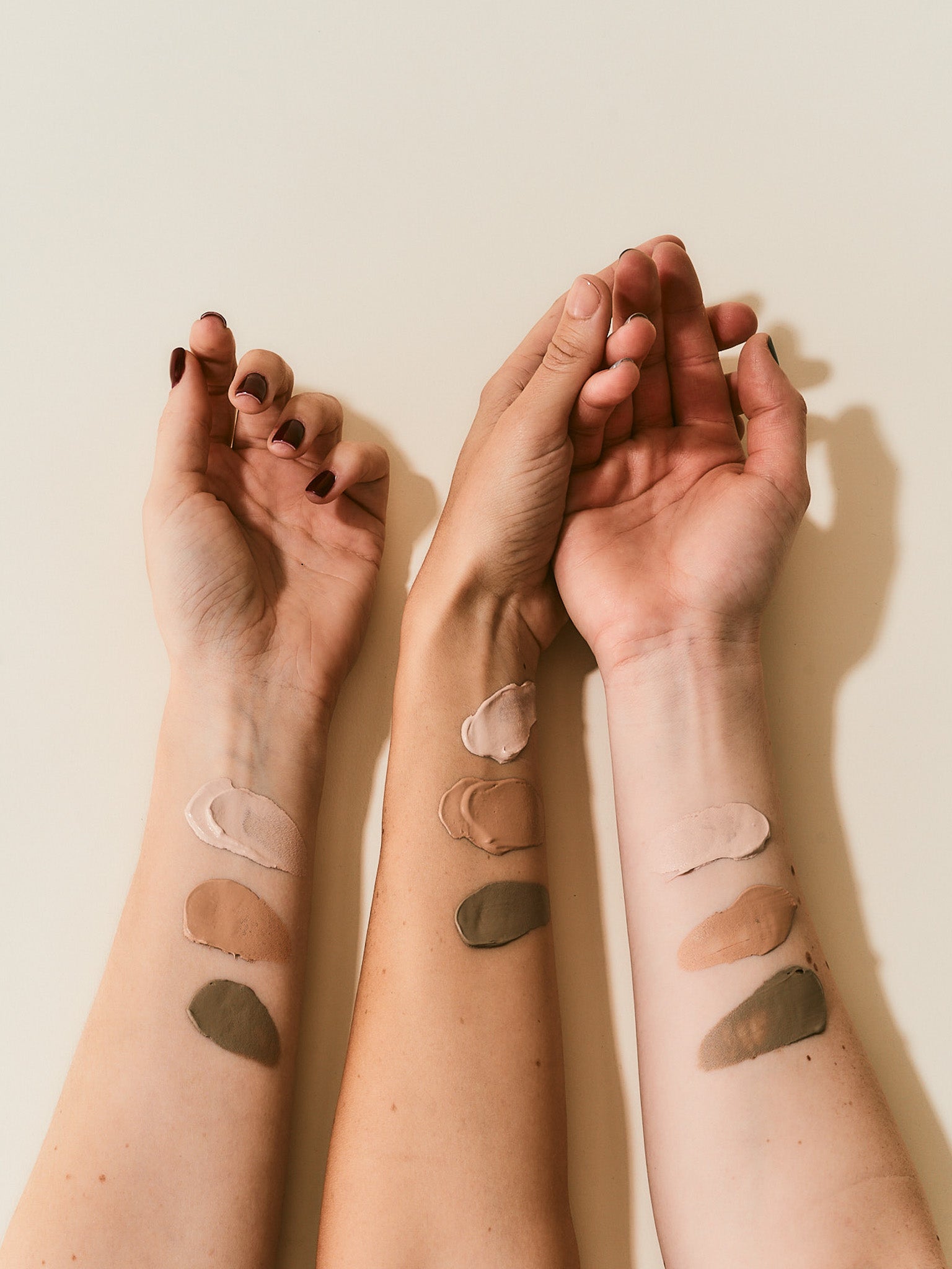 alle drei Farben des Pigmentierten Sonnenschutz auf drei verschiedenen Hautfarben aufgetragen