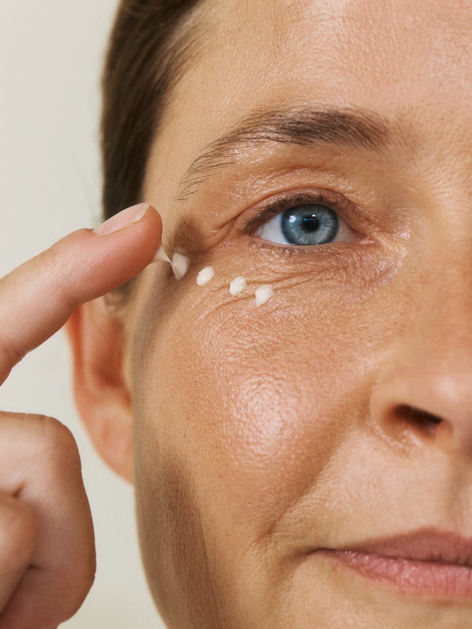 Susanne tupft nkm Augencreme unter die Augen