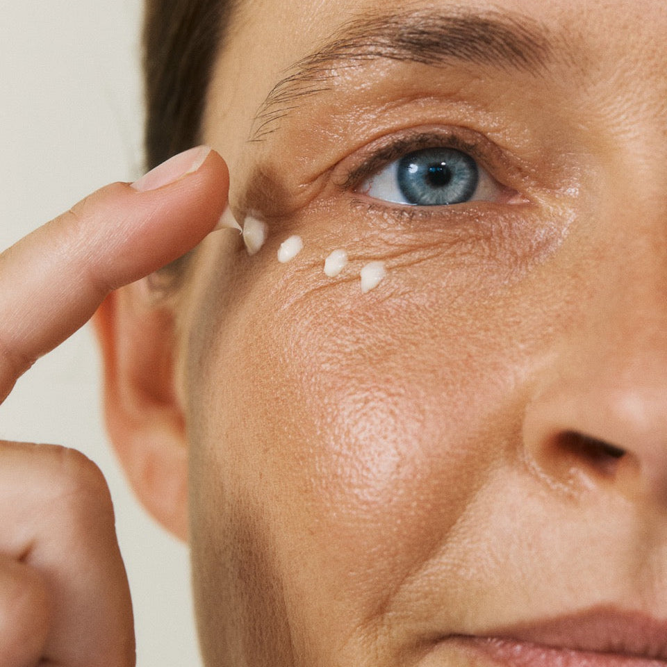 Susanne tupft nkm Augencreme unter die Augen