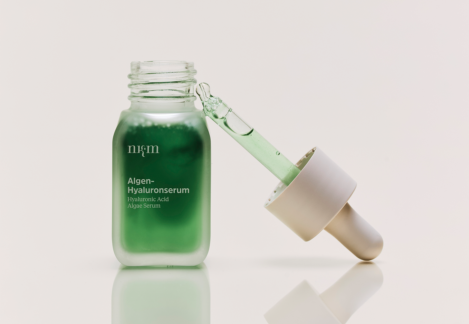 offenes Algen-Hyaluronserum mit Pipette