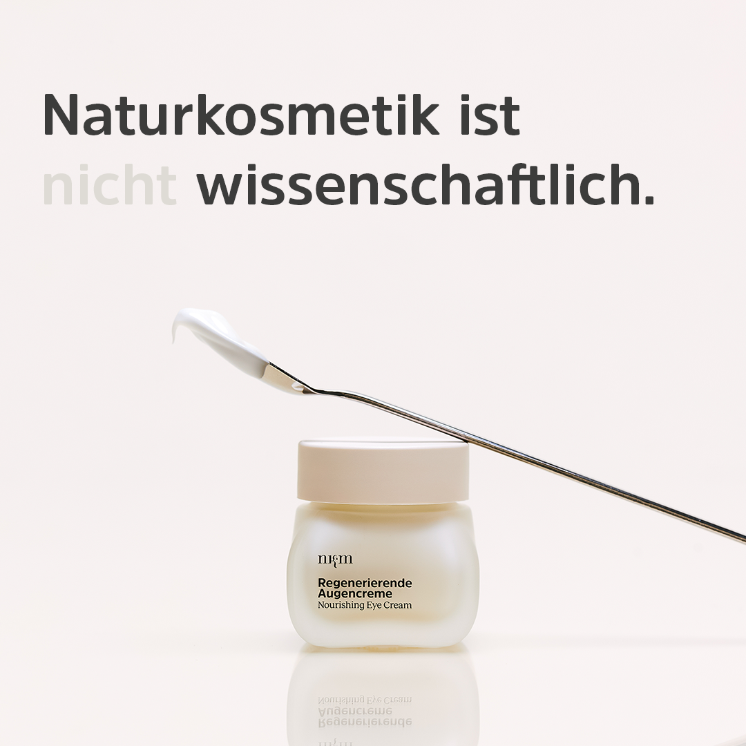 Regenerierende Augencreme mit Löffel mit Produkt