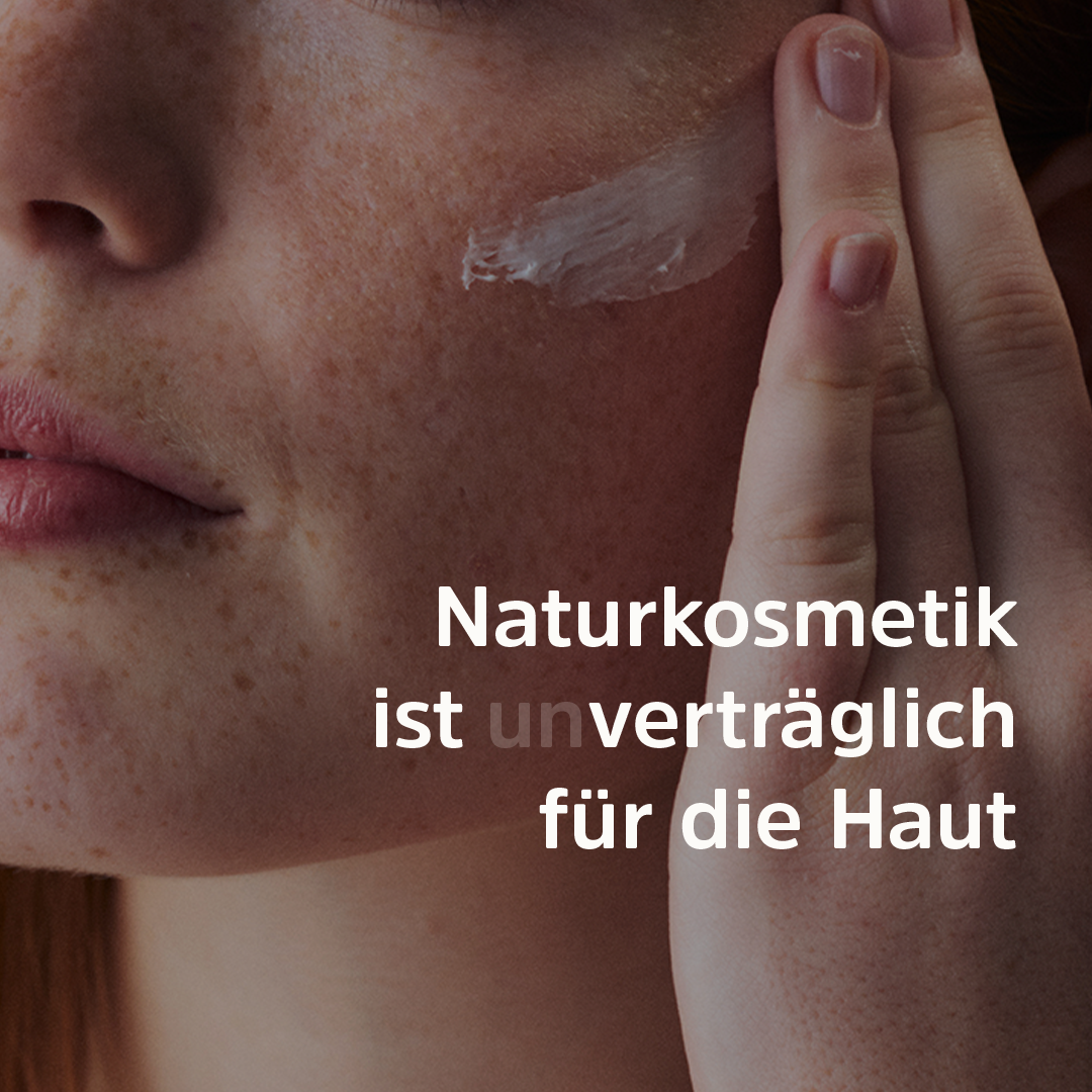 Frau mit empfindlicher Haut trägt Creme auf