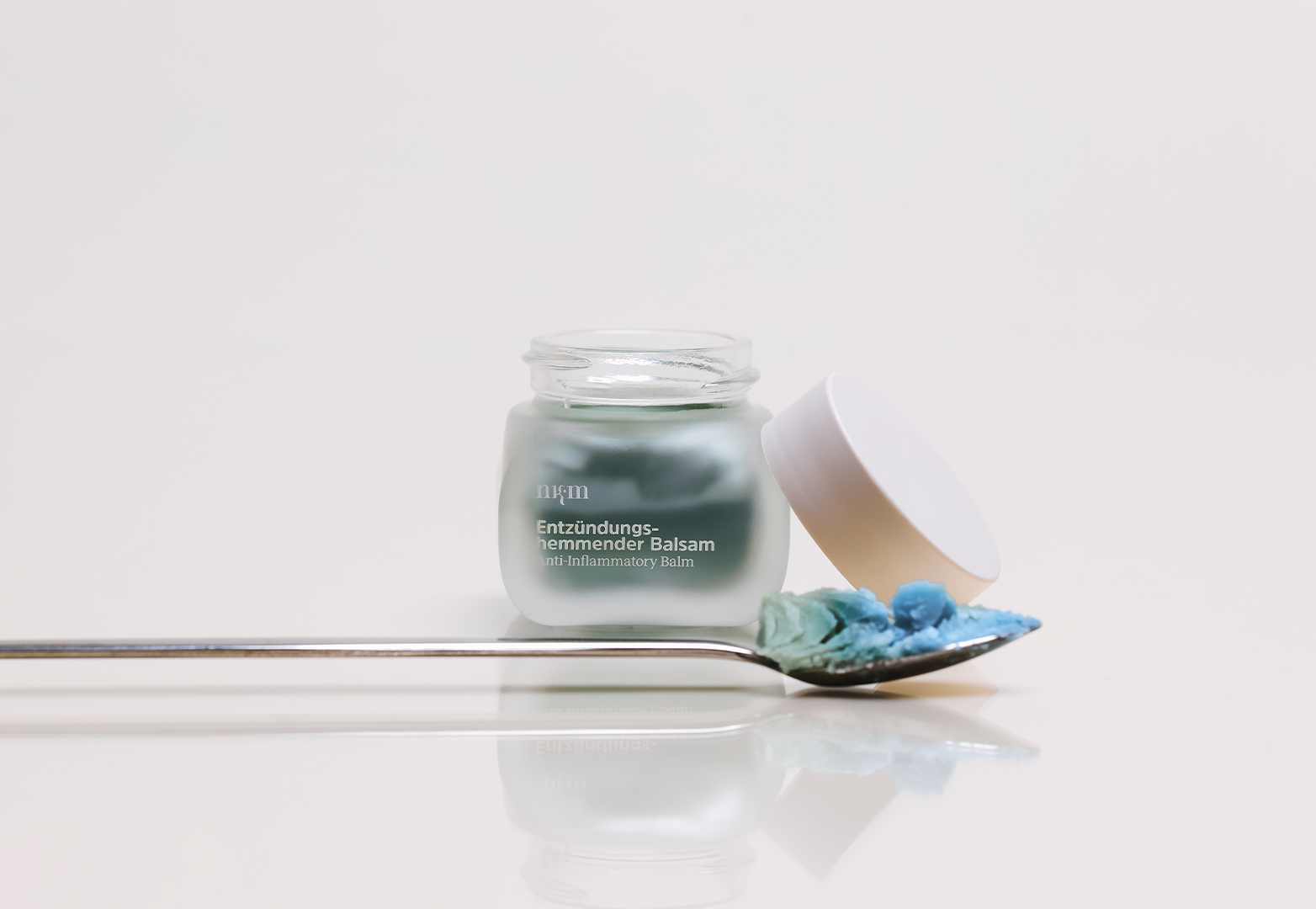 offener Entzündungshemmender Balsam mit Produktlöffel