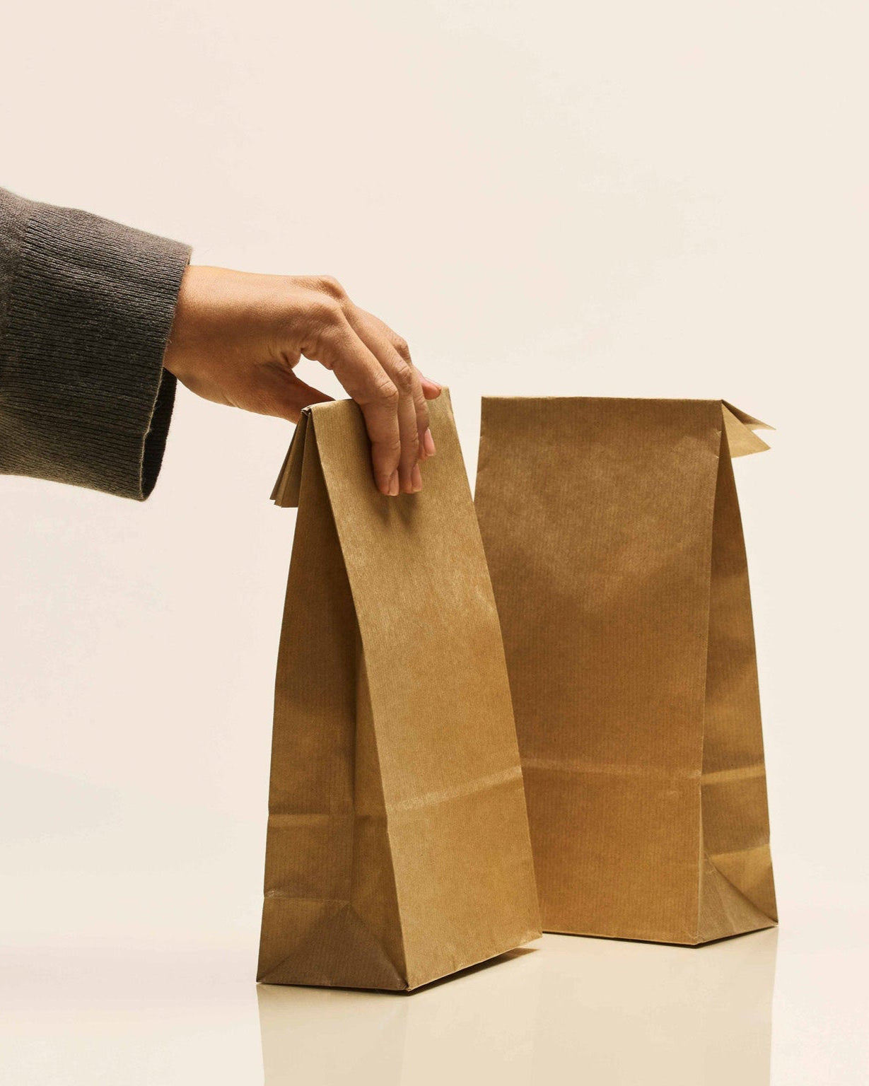 Überraschungstüte in braun, die von einer Person gehalten wird.