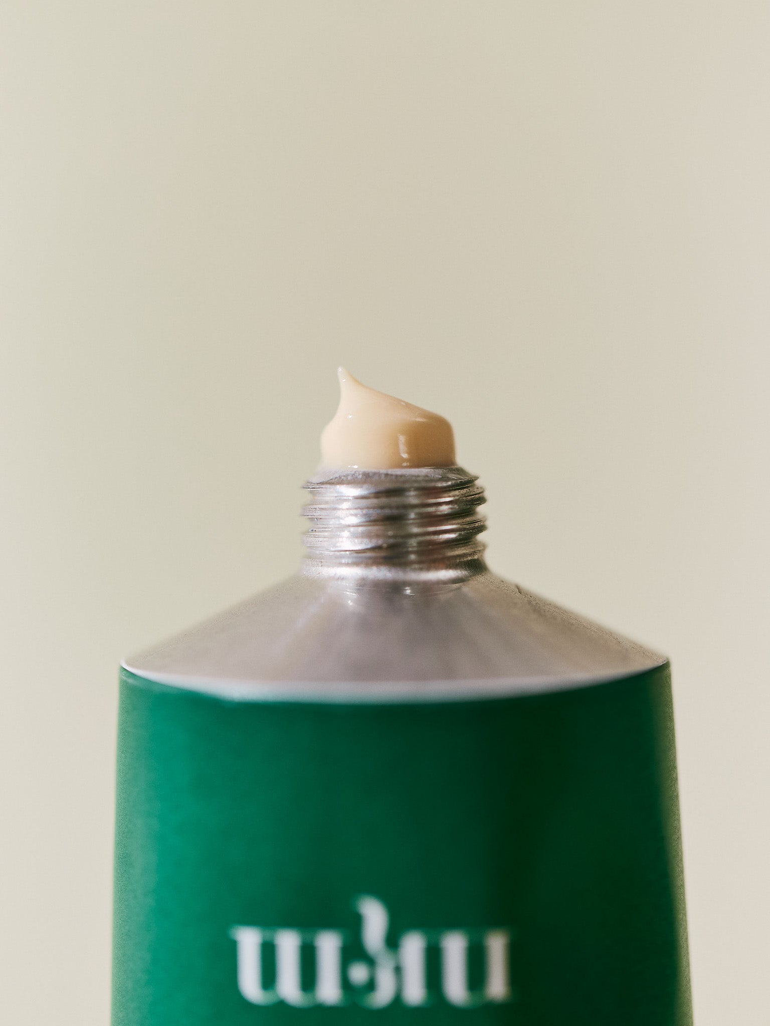 Korrigierende Handcreme von nkm mit geöffnetem Deckel