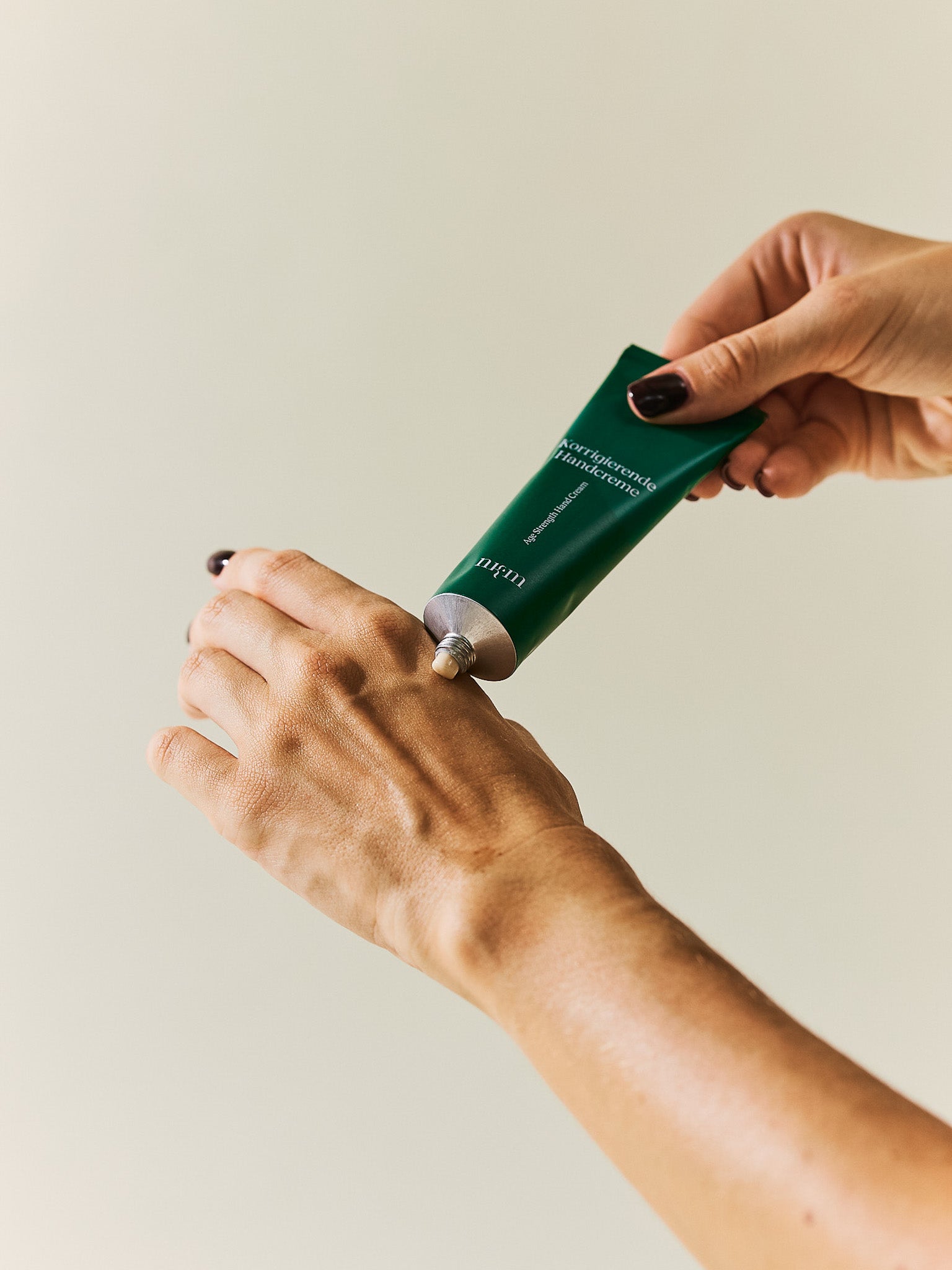 Korrigierende Handcreme von nkm wird auf Handrücken aufgetragen