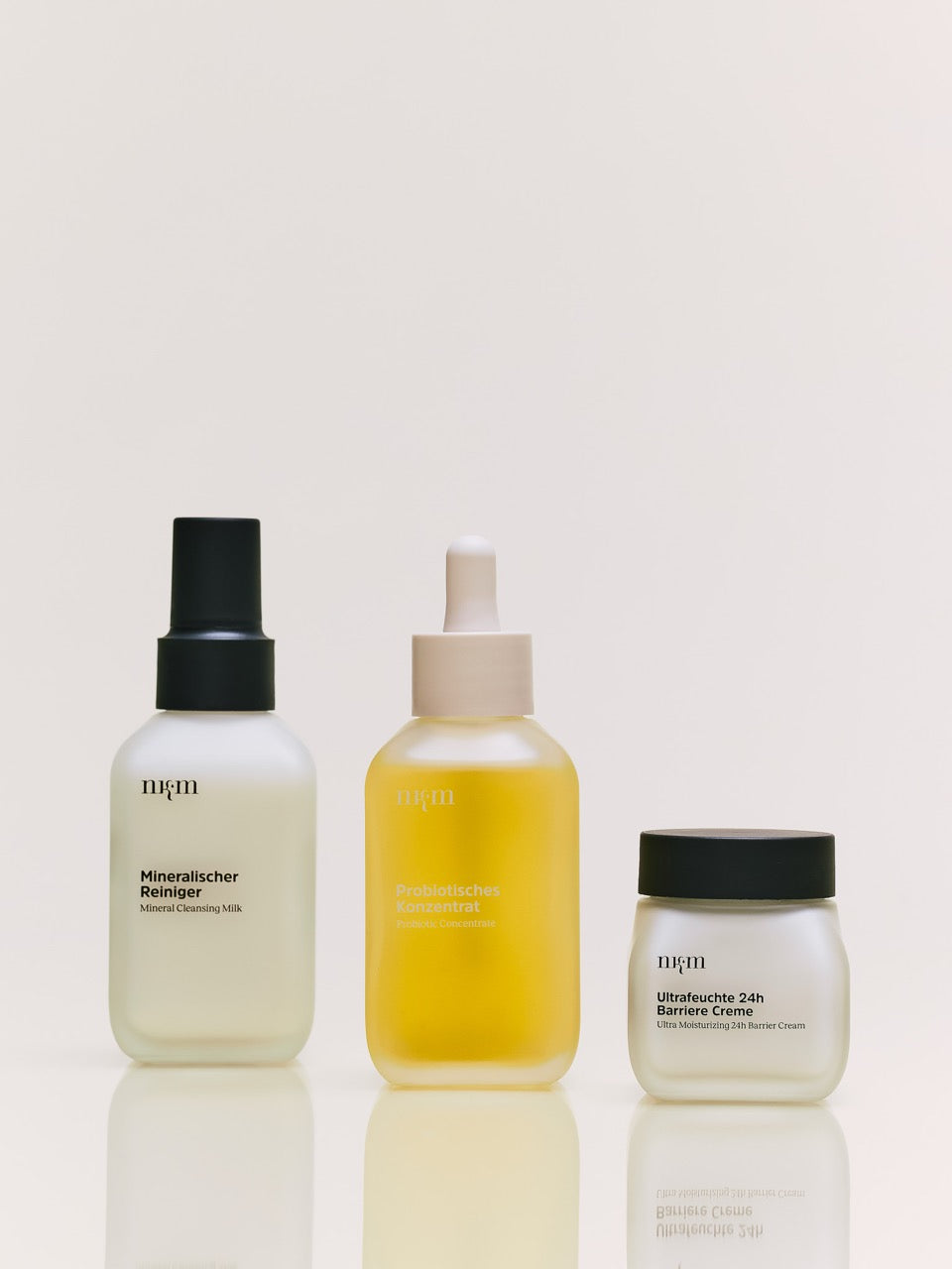 Mineralischer Reiniger, Probiotisches Konzentrat und Ultrafeuchte 24h Barrierecreme nebeneinander frei stehend