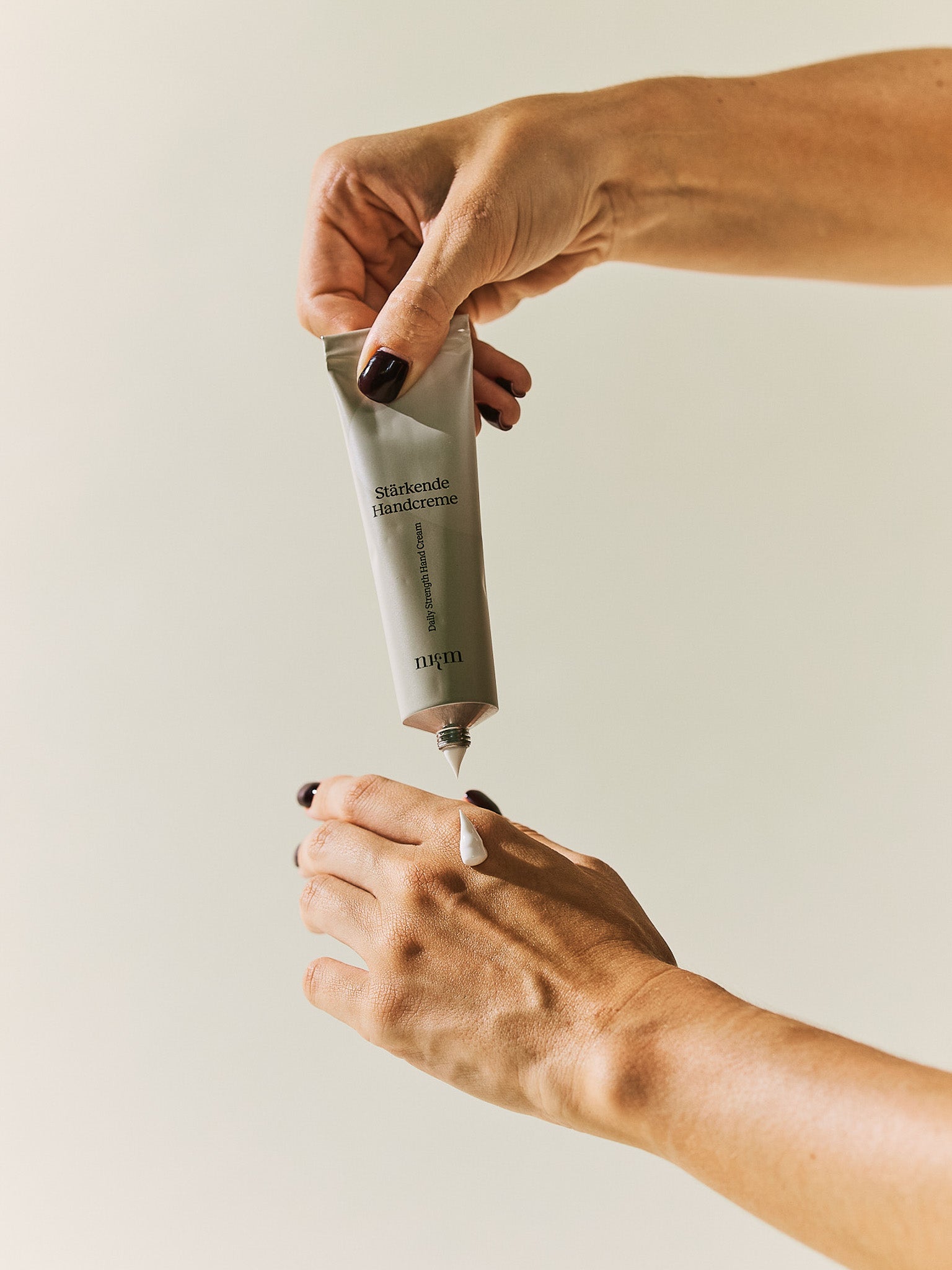 Stärkende Handcreme von nkm wird auf Handrücken aufgetragen