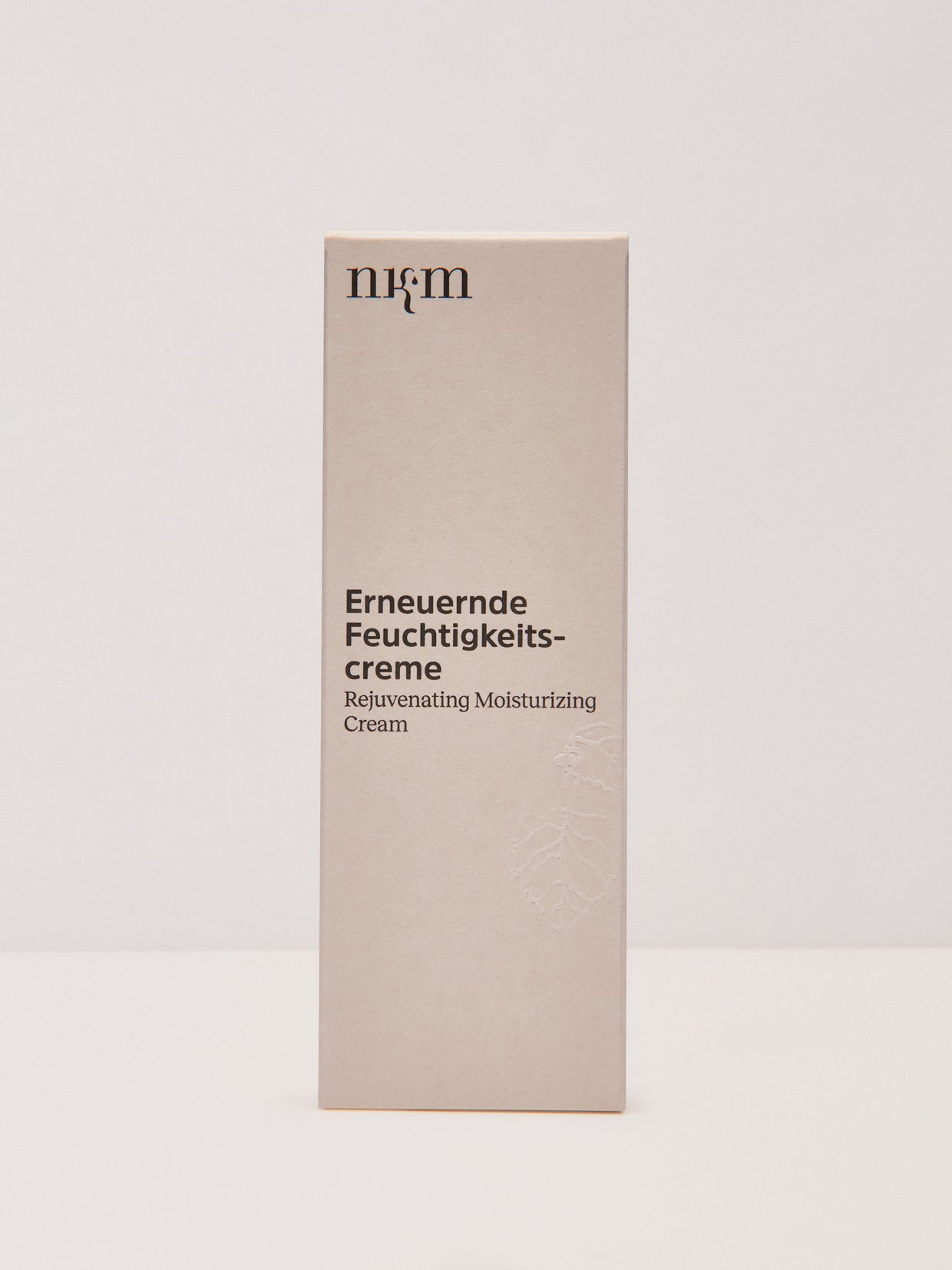 Beigefarbene Dose der Erneuernden Feuchtigkeitscreme von nkm Naturkosmetik München GmbH mit deutschem und englischem Text, der die Vorteile der Hautpflege und der Hyaluronsäure für intensive Feuchtigkeit auf einem unifarbenen Hintergrund hervorhebt.