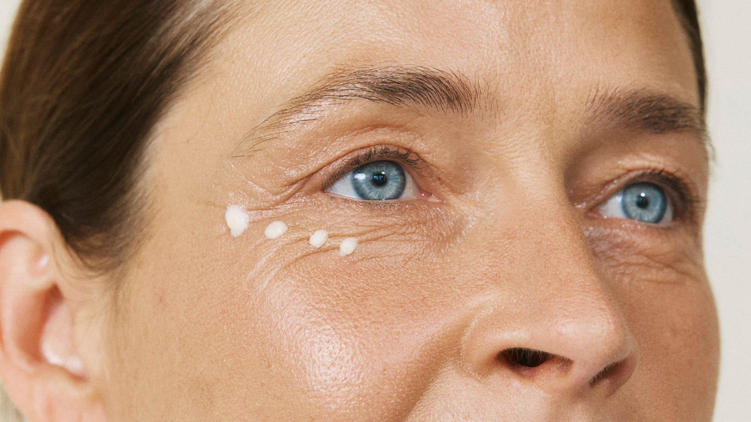 Anti-Falten Augencreme: Was die Haut ab 30, 40 und 50 wirklich braucht