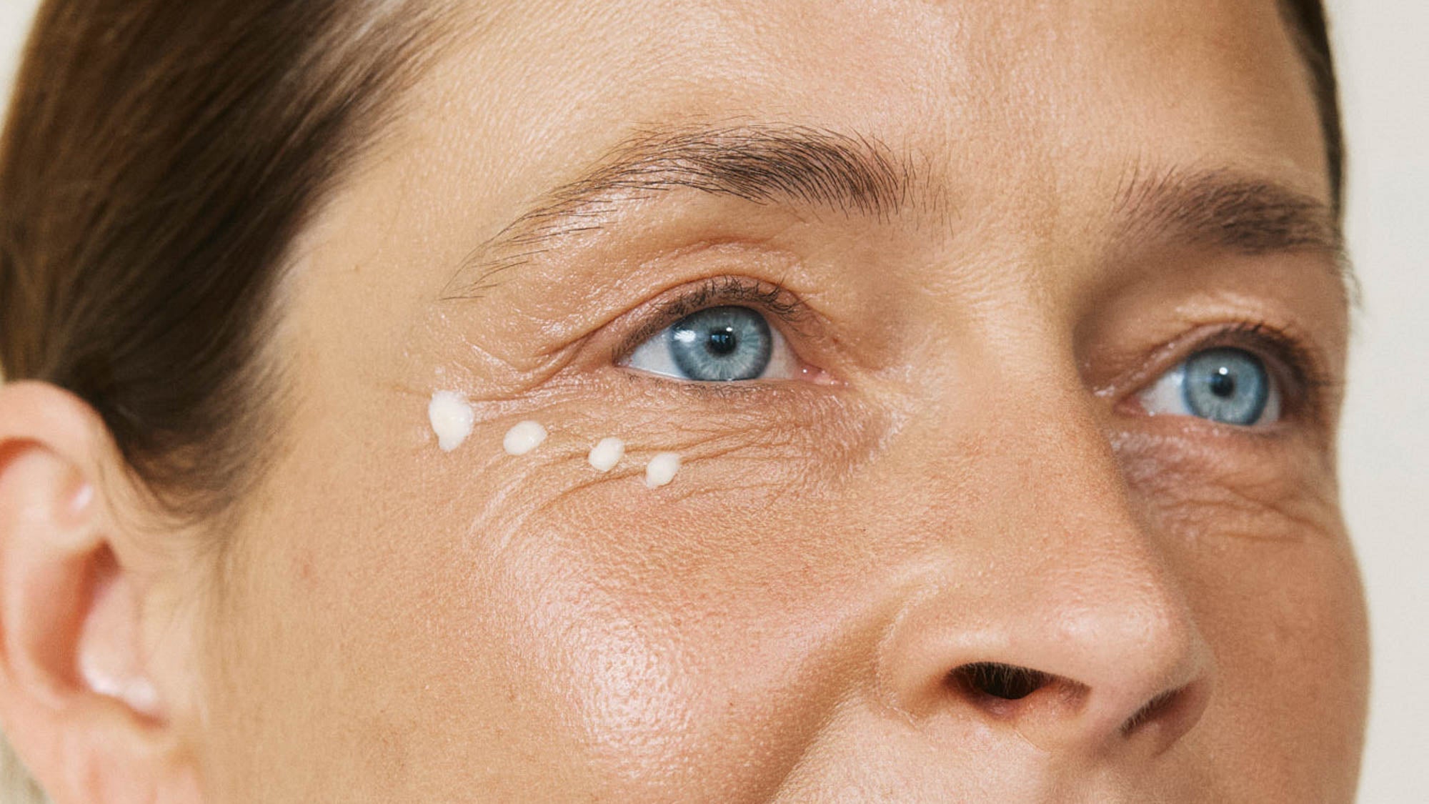 Anti-Falten Augencreme: Was die Haut ab 30, 40 und 50 wirklich braucht