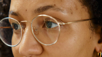 Frauengesicht mit Brille