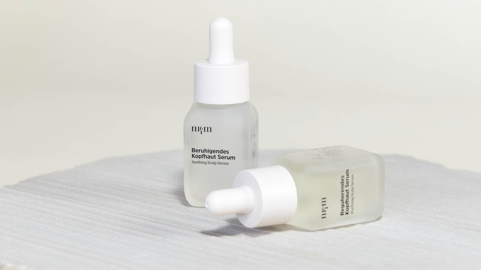 Zwei Kopfhaut Seren, die nebeneinander stehen bzw. liegen