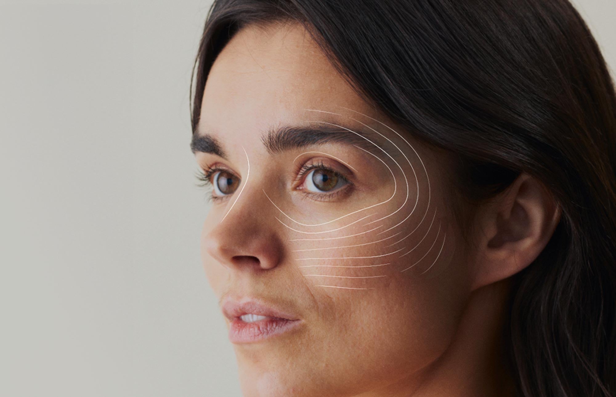 Ein Gesicht einer Frau, die neben das Bild schaut und eine Illustration auf ihrem Gesicht