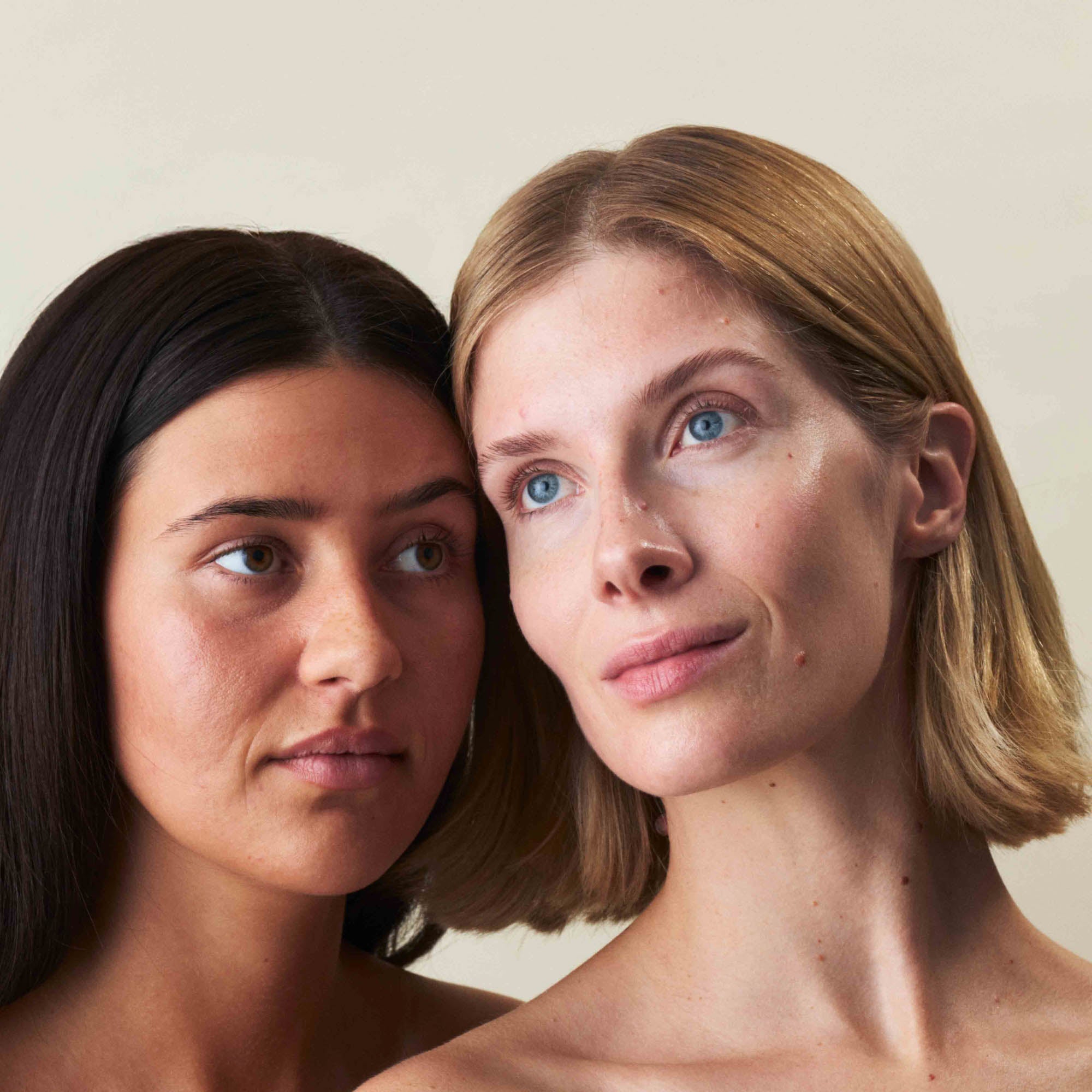Zwei Frauen: eine mit dunkelbraunen Haaren, eine mit blonden Haaren