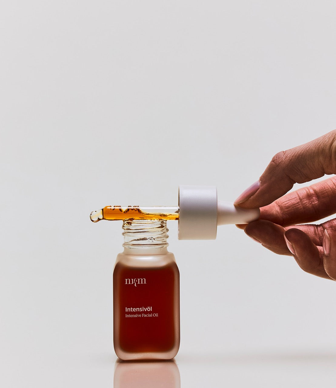 Intensivöl von nkm mit Hand, die Pipette hält