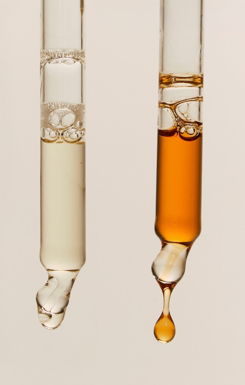 Zwei Pipetten mit Seren