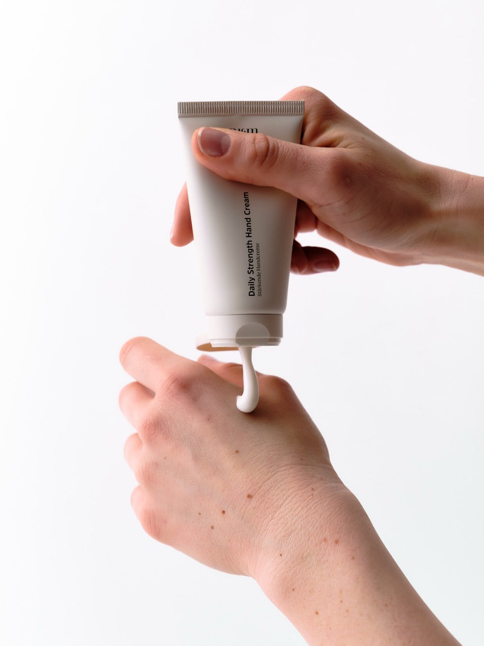 Daily Srength Hand Cream wird auf Hand aufgetragen