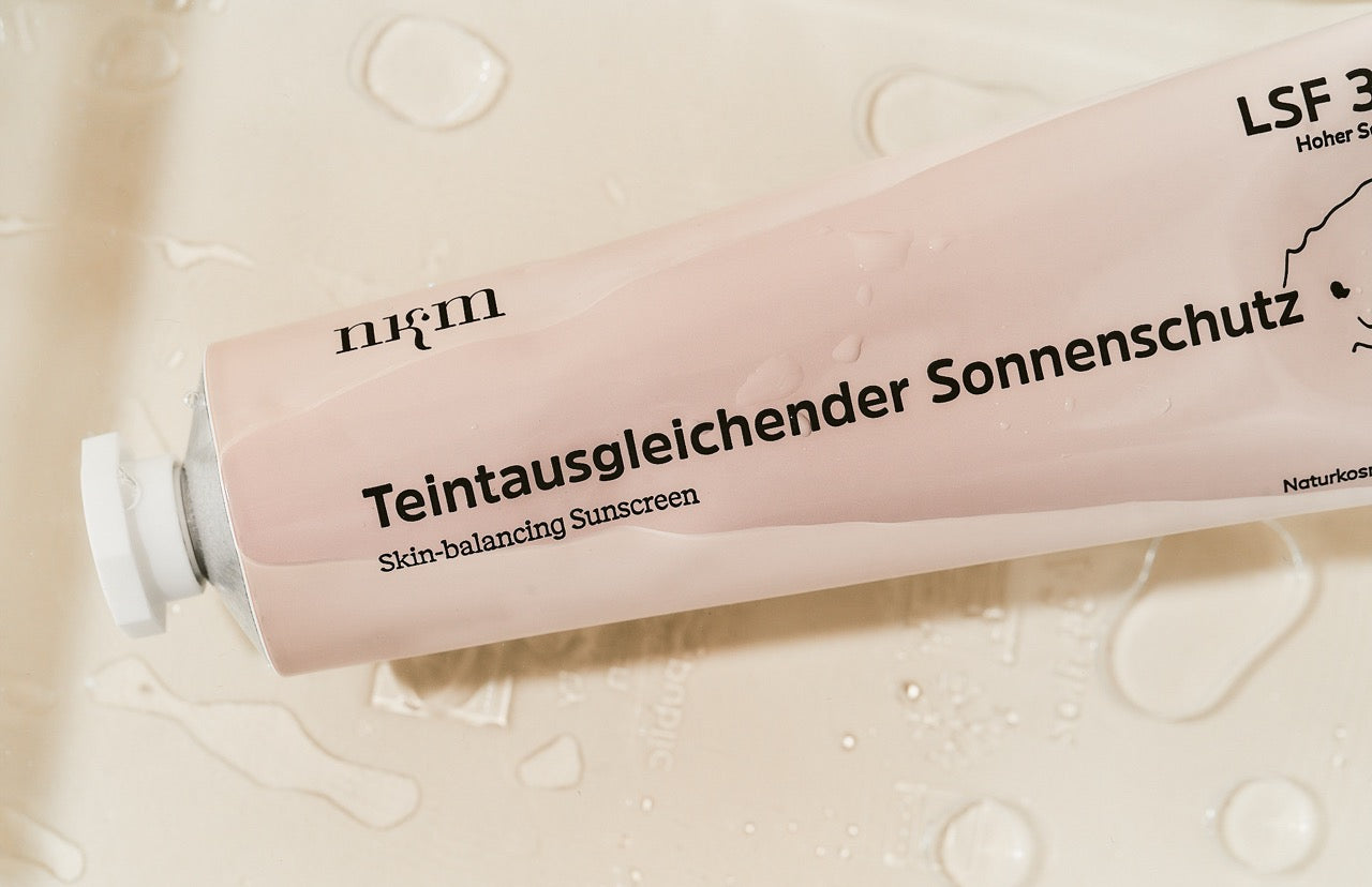 Der Teintausgleichende Sonnenschutz auf einem neutralen Hintergrund