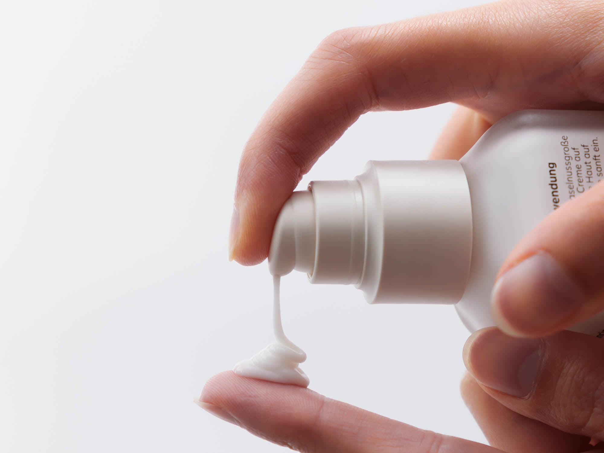 Creme wird auf Finger aufgetragen