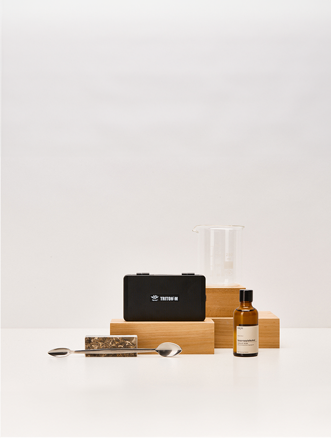 Das kleine Basis-Set von nkm zum Selbstrühren mit Feinwaage, Messlöffel, Becherglas und einer Flasche Isopropylalkohol