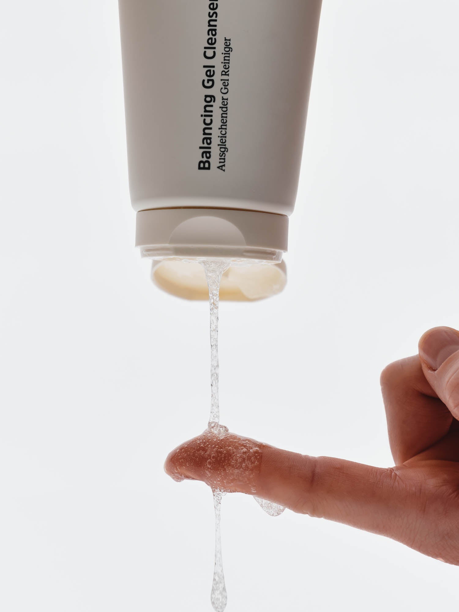 Balancing Gel Cleanser von nkm wird auf Finger aufgetragen