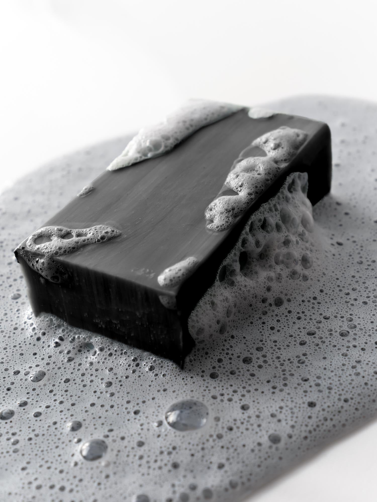 Deep Cleansing Body Wash von nkm und gräulicher Schaum