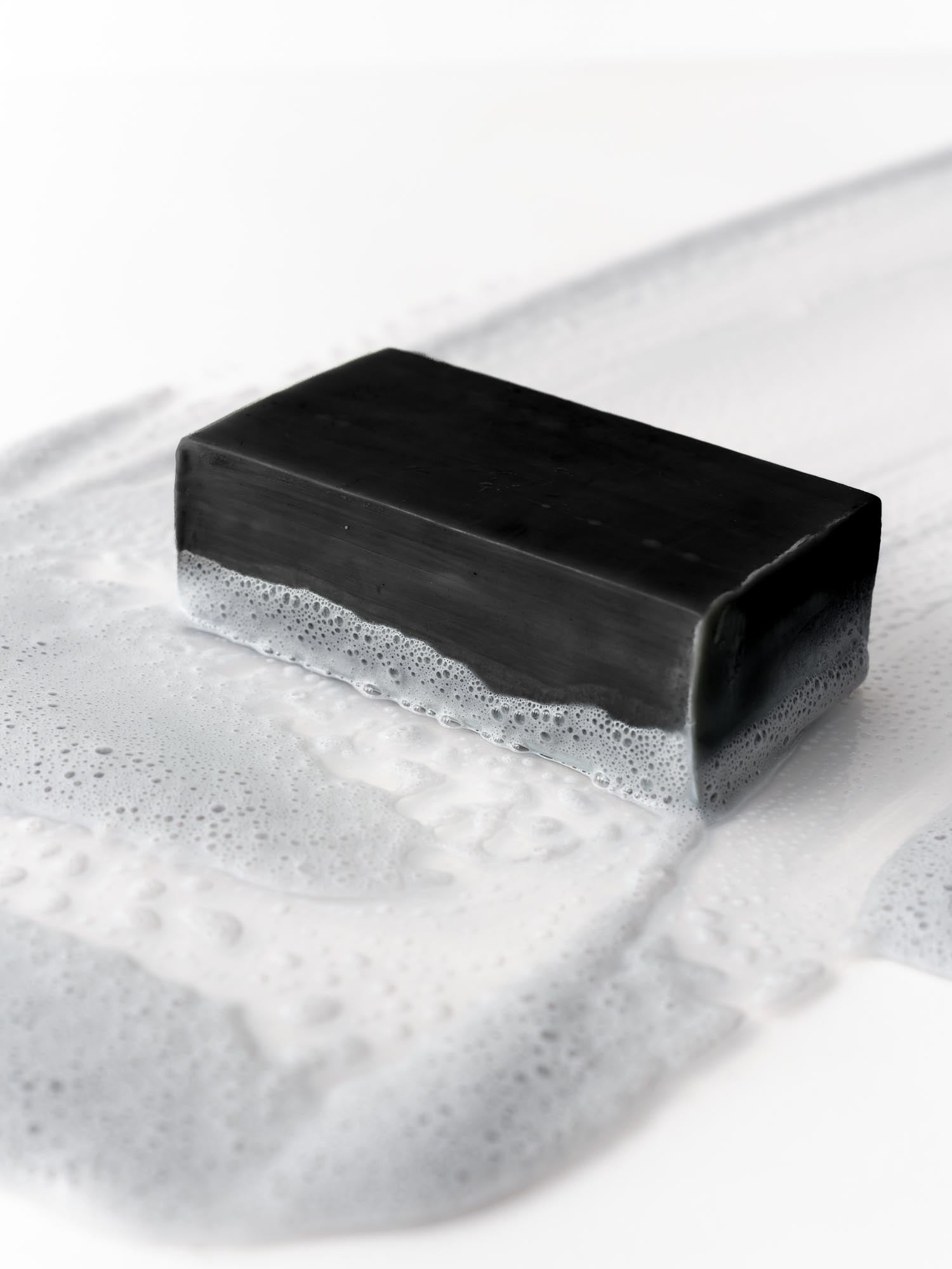 Deep Cleansing Body Wash von nkm und gräulicher Schaum