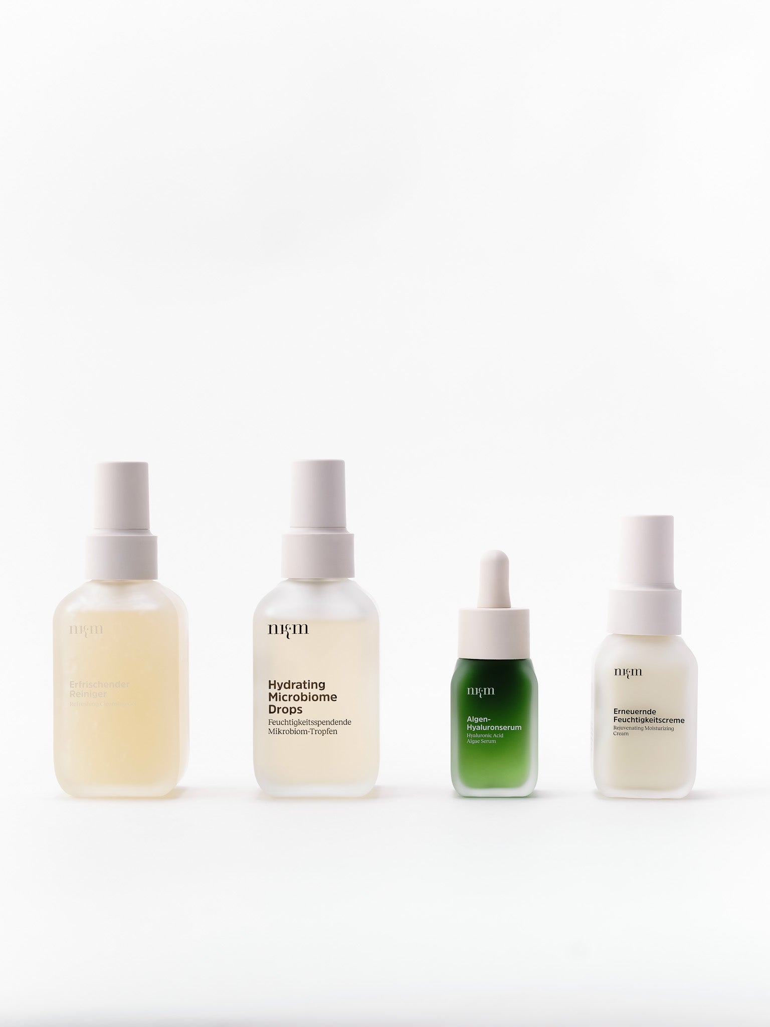 Erfrischender Reiniger, Hydrating Microbiome Drops, Algen-Hyalruonserum und Erneuernde Feuchtigkeitscreme von nkm.