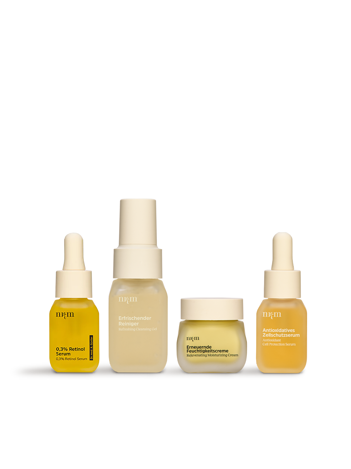 Angeordnete Produkte von nkm in Reisegrößen: 0,3% Retinol Serum, Erfrischender Reiniger, Erneuernde Feuchtigkeitscreme und Antioxidatives Zellschutzserum