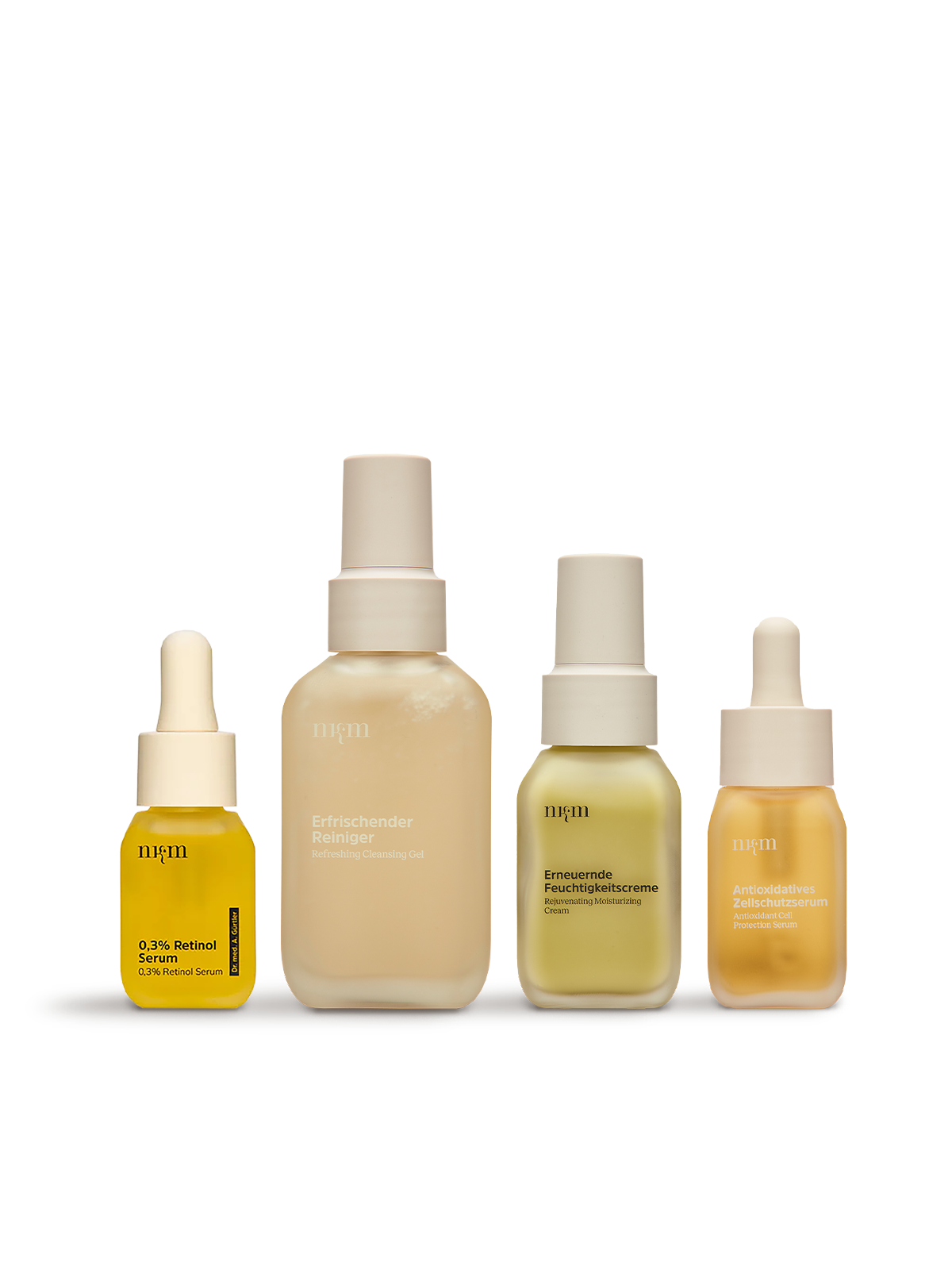 Angeordnete Produkte von nkm: 0,3% Retinol Serum, Erfrischender Reiniger, Erneuernde Feuchtigkeitscreme und Antioxidatives Zellschutzserum. 