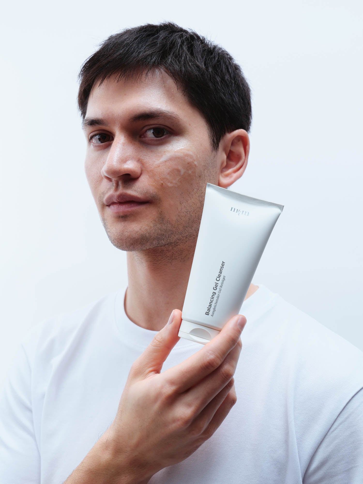 Bild von Mann mit dunklen Haaren hält den Balancing Gel Cleanser