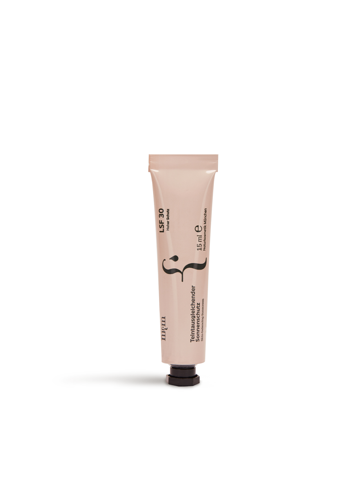 Eine beige Tube "Reisegröße Teintausgleichender Sonnenschutz Neu" von nkm Naturkosmetik München GmbH mit schwarzem Deckel, LSF30 und Zink-Beschriftung steht aufrecht vor weißem Hintergrund.