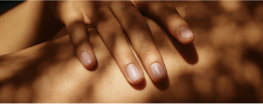 Oberarm und Hand mit Licht und Schatten