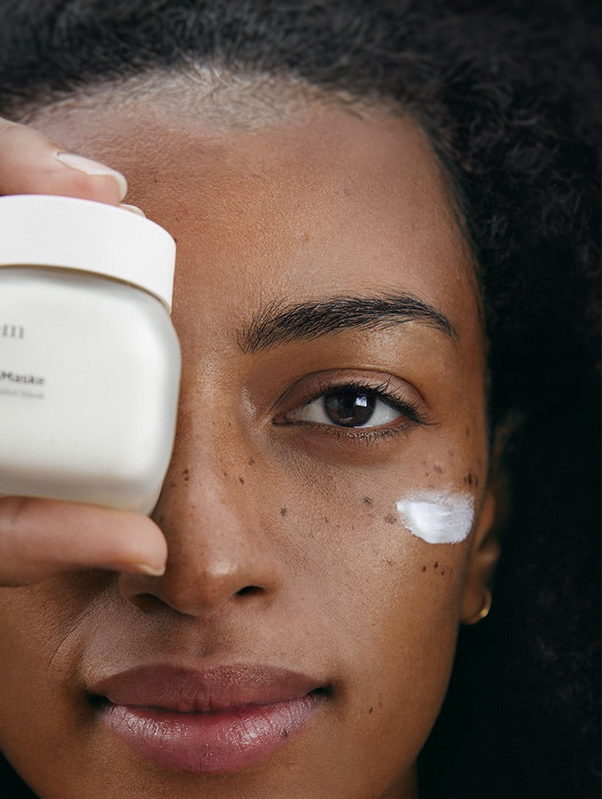 CBD-Maske wird vor Auge gehalten