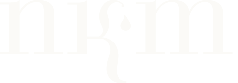 Ein weißer Buchstabe auf schwarzem Hintergrund.