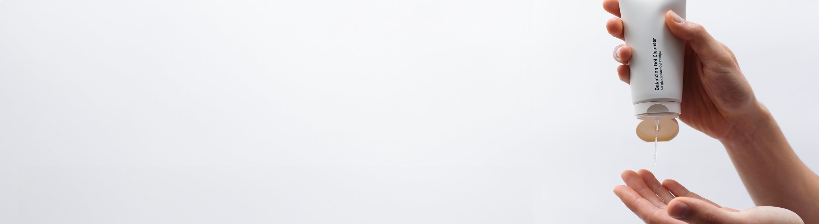 Hand drückt transparentes Gel aus dem Balancing Gel Cleanser von nkm