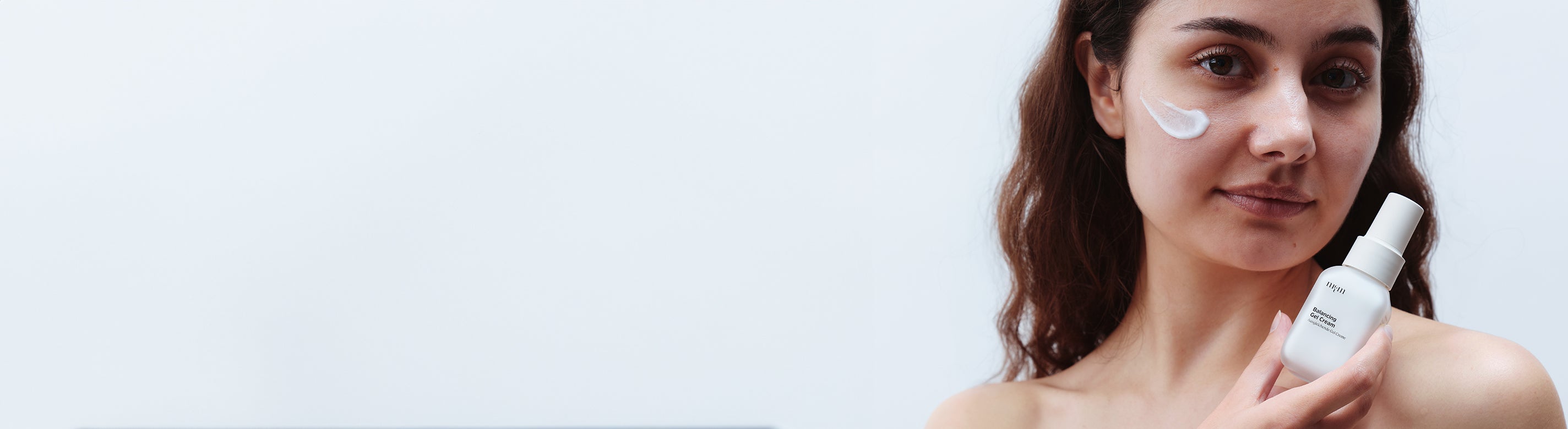 Eine Frau hält die Balancing Gel Cream von nkm