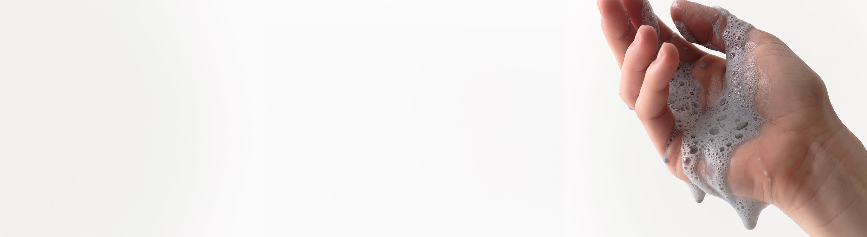 Grauer Schaum in einer geöffneten Hand