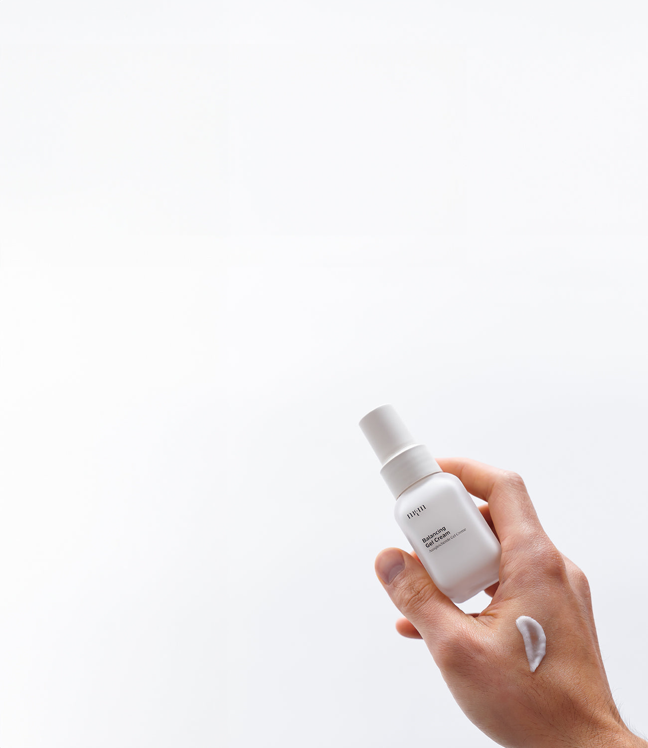 Hand hält die Balancing Gel Cream von nkm